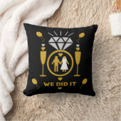 Coussin Félicitations originales et drôles de fiançailles  (Couverture)