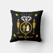 Coussin Félicitations originales et drôles de fiançailles  (Verso)