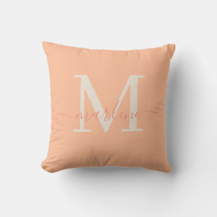 Coussin Feminine Élégante Monogramme Peach Initial Fuzz