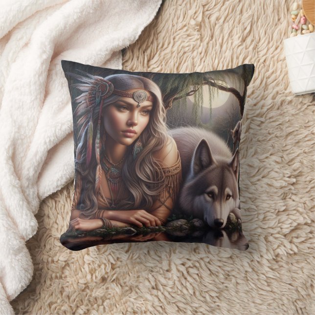 Coussin Femme amérindienne assise par Wolf pendant la nuit (Couverture)