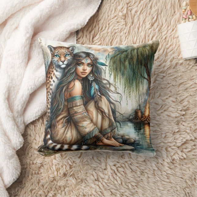 Coussin Femme amérindienne avec tigre par eau calme (Couverture)