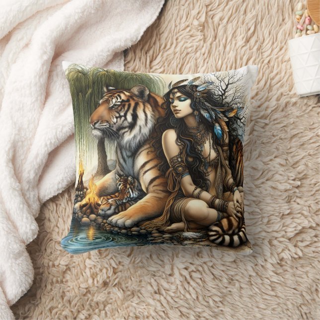 Coussin Femme autochtone avec tigre par eau (Couverture)
