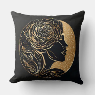Coussin Femme aux éléments floraux et cosmiques