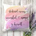 Coussin Femme couronnée de succès, Pink Ombre Aquarelle Ty<br><div class="desc">"Derrière chaque femme prospère se trouve elle-même." Alors qui a besoin du Prince Charming ? Faites votre propre "heureux toujours après" et embrassez "girl power" chaque fois que vous utilisez cet oreiller féministe inspiré et coloré et élégant avec une typographie manuscrite noire sucrée superposant un éclat d'aquarelle jaune, pêche, rose...</div>