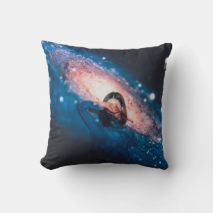 COUSSIN FEMME COUVRANT SON VISAGE À L'AIDE DE LA MAIN DROI