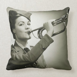 Coussin Femme dans l'uniforme de soldat