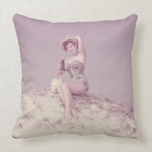Coussin Femme détendant sur la plage