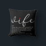 Coussin Femme élégante écriture amour cœurs noir et blanc<br><div class="desc">Personnalisez pour votre femme spéciale pour créer un cadeau unique pour les anniversaires, les anniversaires de mariage, les mariages, Noël ou tout autre jour où vous voulez montrer à quel point elle compte pour vous. Un moyen parfait de lui montrer à quel point elle est incroyable chaque jour. Conçu par...</div>