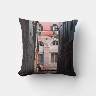 COUSSIN FEMME EN CHEMISE BLANCHE ET PANNES NOIRES MARCHANT