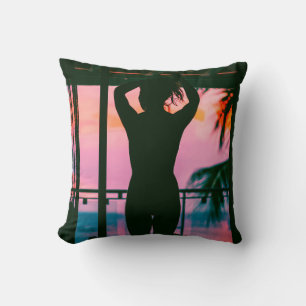 COUSSIN FEMME EN DÉBARDEUR NOIR ET PANTOUFLES SUR BLAC