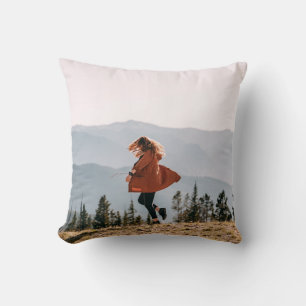 Coussin Femme en manteau marron