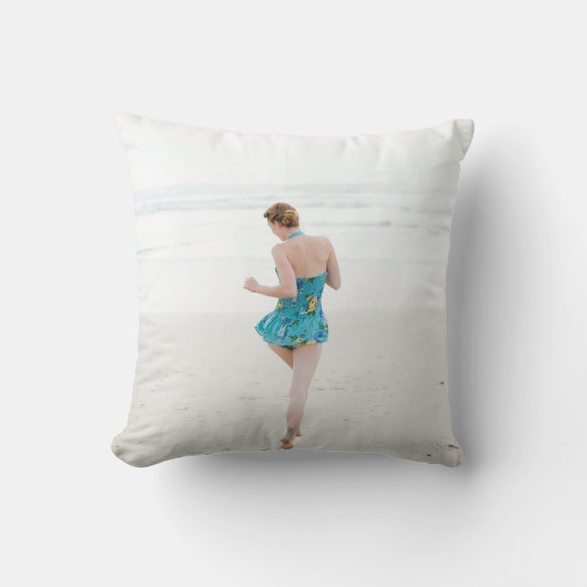 Coussin Femme marchant sur le rivage près de la plage (Recto)