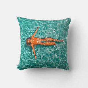 Coussin Femme nageant seule dans le plan d'eau