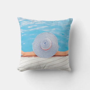 Coussin Femme penchée sur la surface de béton blanc à côté