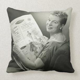 Coussin Femme s'asseyant dans la chaise