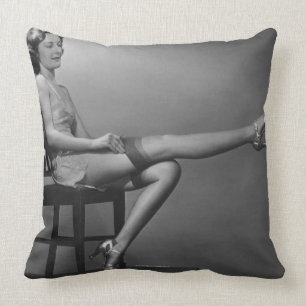 Coussin Femme s'asseyant sur la chaise