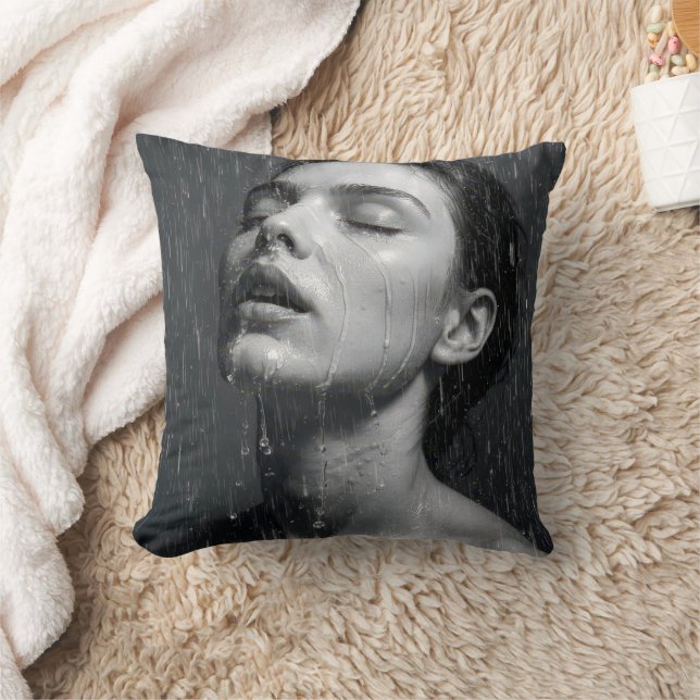 Coussin Femme sous la douche (Couverture)