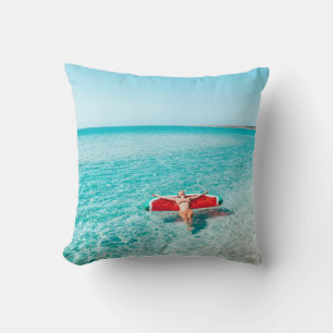 Coussin Femme sur lilo dans l'eau de mer. Fille se relaxer