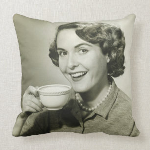 Coussin Femme tenant des tasses