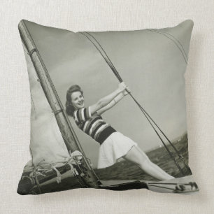 Coussin Femme tenant le calage sur le yacht