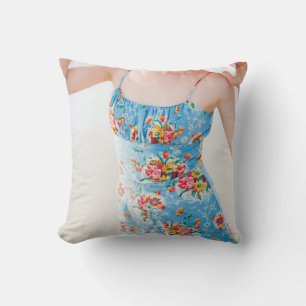 Coussin Femme vêtue de rompers à fleurs bleues et de cas
