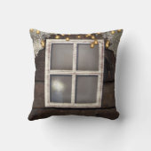 Coussin Fenêtre de grange rustique en dentelle romantique  (Verso)