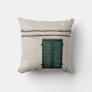 COUSSIN FENÊTRE EN BOIS BLEU SUR MUR BLANC EN BÉTON