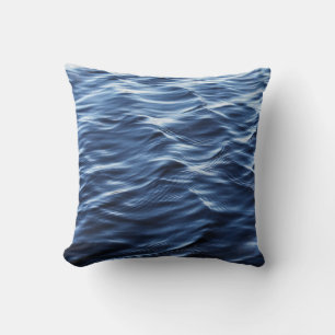COUSSIN FERMER LA PHOTO DU CORPS D'EAU