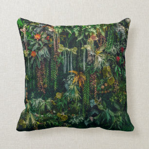 Coussin ferronnerie et plante décorent sur mur