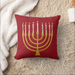 Coussin Festif Menorah Hanoukka Céleste bougies Rouge<br><div class="desc">Faux bougies menorah en feuille d'or pour votre fête Hanoukka. Illustration de la menorah lunaire avec des étoiles blanches recouvertes de bougies célestes sur un socle de bougies menorah en faux or. Menorah starry Hanoukka illustrés cadeaux de conception et produits en papier.</div>