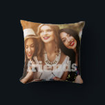 Coussin Fête des mariées photo personnalisée des amis Favo<br><div class="desc">Ajoutez une photo personnalisée. Un grand mariage vous remercie de votre faveur. Disponible ici : http://www.zazzle.com/store/whitepaperbirch</div>