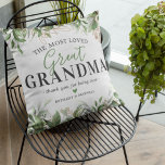 Coussin Fête des mères Botanique Grande grand-mère<br><div class="desc">Coussin personnalisé arrière grand-mère avec élégants feuilles d'eucalyptus vert aquarelle,  accents floraux or,  le mignon dicton "l'arrière-grand-mère la plus aimée,  merci d'être à nous",  et les noms petits-enfants.</div>