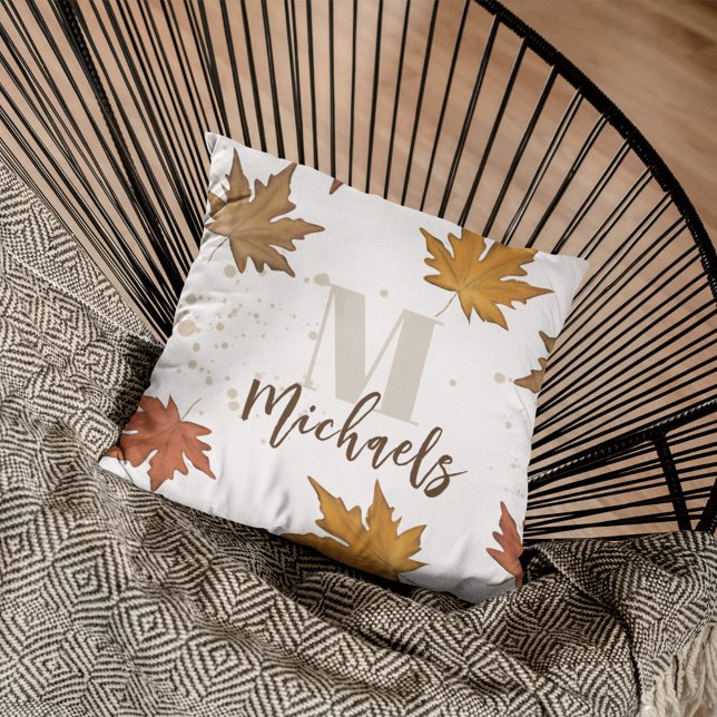 Coussin Feuillage d'automne simple monogramme  (Elegant simple Fall and Autumn leaves with monogram and name. )