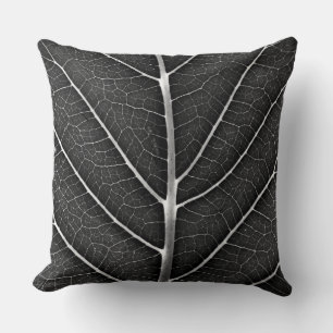 Coussin Feuille lumineuse noir et blanc en gros plan