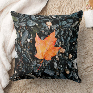Coussin Feuille orange sur rochers noirs