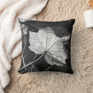 Coussin Feuilles d'automne dans un étang en coton noir et 
