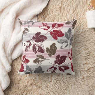 Coussin Feuilles multicolores sur un fond rayé.