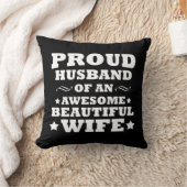 Coussin fier mari d'une épouse incroyable et belle (Couverture)