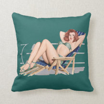 Fille de pin-up rousse sexy dans le bikini vert