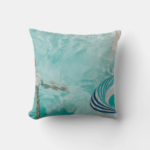 Coussin Fille en maillot de bain et nage dans la piscine
