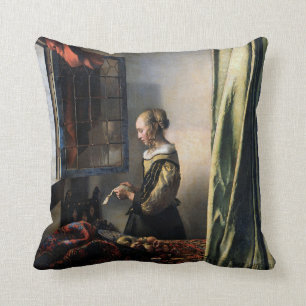 Coussin Fille lisant une lettre à une fenêtre ouverte, V