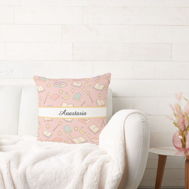Coussin Fille livresque personnalisée Magic Nom Rose (Canapé)