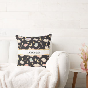 Coussin Fille livresque personnalisée Magic Nom sombre