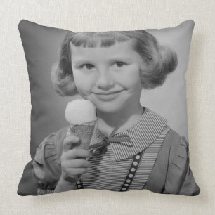 Coussin Fille mangeant la crème glacée