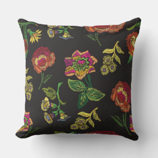 Coussin fleur brodée sur fond noir