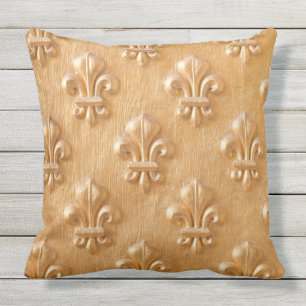 Coussin fleur de lis, mur en bois doré, bois vintage