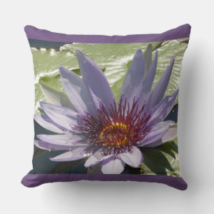 Coussin Fleur de lotus violet près de l'oreiller à lancer