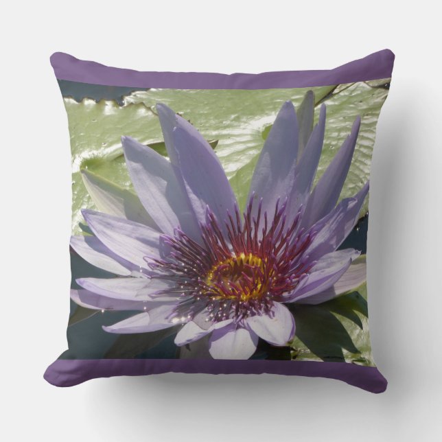Coussin Fleur de lotus violet près de l'oreiller à lancer (Recto)