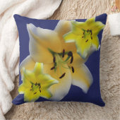 Coussin Fleur de lys jaune fantaisiste et collage bleu Pat (Couverture)