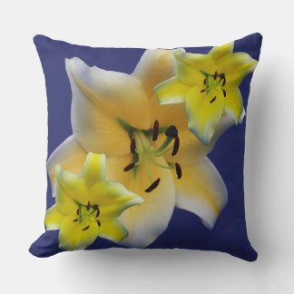 Coussin Fleur de lys jaune fantaisiste et collage bleu Pat